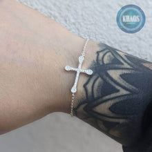 Cargar imagen en el visor de la galería, Pulsera cruz con zircones
