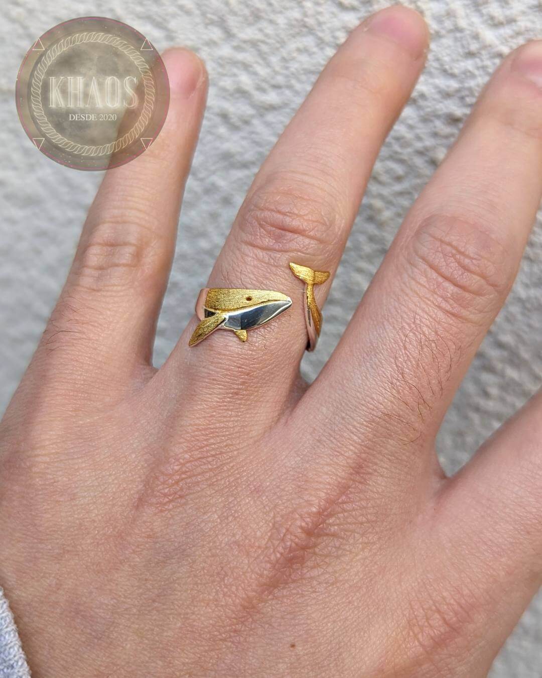 Ballena ajustable acabado en oro 18k